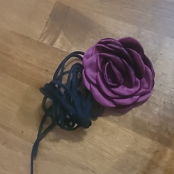 Rose Choker (NEW) - Picture 2 of 2